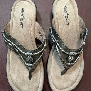 Minnetonka sandals new size 7